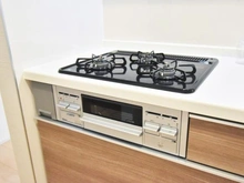 【神奈川県/横浜市瀬谷区宮沢】横浜市瀬谷区宮沢2丁目 新築戸建3号棟 キッチン：三口コンロ