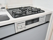 【神奈川県/横浜市瀬谷区宮沢】横浜市瀬谷区宮沢2丁目 新築戸建4号棟 キッチン：三口コンロ