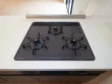 【神奈川県/川崎市麻生区東百合丘】川崎市麻生区東百合丘4丁目新築戸建 キッチン：三口コンロ