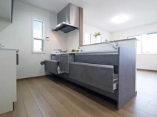 【神奈川県/川崎市麻生区王禅寺東】川崎市麻生区王禅寺東1丁目　新築戸建1号棟 キッチン：床暖房付き