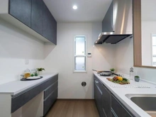 【神奈川県/川崎市麻生区王禅寺東】川崎市麻生区王禅寺東1丁目　新築戸建1号棟 キッチン：床暖房付き