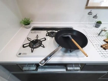 【神奈川県/川崎市麻生区王禅寺東】川崎市麻生区王禅寺東1丁目　新築戸建1号棟 キッチン：三口コンロ