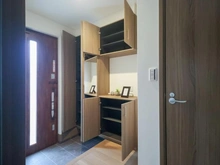 【神奈川県/川崎市麻生区王禅寺東】川崎市麻生区王禅寺東1丁目　新築戸建1号棟 玄関