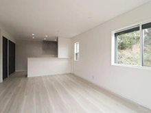 【神奈川県/川崎市麻生区王禅寺東】川崎市麻生区王禅寺東1丁目　新築戸建2号棟 LDK：約18.5帖
床暖房付き