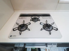 【神奈川県/川崎市麻生区王禅寺東】川崎市麻生区王禅寺東1丁目　新築戸建2号棟 キッチン：三口コンロ