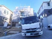 【神奈川県/川崎市麻生区王禅寺東】川崎市麻生区王禅寺東1丁目　新築戸建7号棟 建築中の外観：全9棟
写真中央