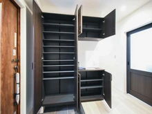 【神奈川県/川崎市麻生区王禅寺東】川崎市麻生区王禅寺東1丁目　新築戸建7号棟 玄関：シューズインクローゼット付き