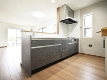 【神奈川県/川崎市麻生区王禅寺東】川崎市麻生区王禅寺東1丁目　新築戸建8号棟 キッチン：床暖房付き