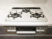 【神奈川県/川崎市麻生区王禅寺東】川崎市麻生区王禅寺東1丁目　新築戸建8号棟 キッチン：三口コンロ