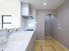 【東京都/八王子市西片倉】八王子市西片倉3丁目中古戸建 キッチン：パントリー付き