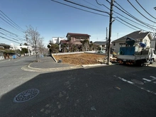 【神奈川県/川崎市多摩区寺尾台】川崎市多摩区寺尾台1期【1号棟】 建築中の外観：全2棟
左側