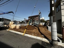 【神奈川県/川崎市多摩区寺尾台】川崎市多摩区寺尾台1期【2号棟】 建築中の外観：全2棟
右側