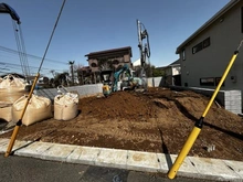 【神奈川県/川崎市多摩区寺尾台】川崎市多摩区寺尾台1期【2号棟】 建築中の外観：全2棟
右側