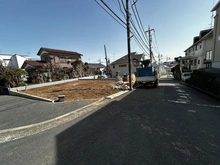 【神奈川県/川崎市多摩区寺尾台】川崎市多摩区寺尾台1期【2号棟】 建築中の外観：全2棟
右側