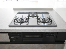 【神奈川県/川崎市多摩区南生田】川崎市多摩区南生田6丁目　新築戸建1号棟 キッチン：三口コンロ