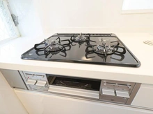 【神奈川県/横浜市金沢区六浦】横浜市金沢区六浦5丁目中古戸建 キッチン：三口コンロ