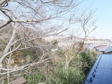 【神奈川県/横浜市金沢区六浦】横浜市金沢区六浦5丁目中古戸建 眺望：洋室約6.0帖側バルコニーから