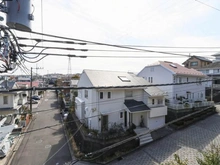 【神奈川県/横浜市金沢区六浦】横浜市金沢区六浦5丁目中古戸建 眺望：洋室約11.4帖側バルコニーから