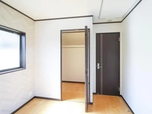 【東京都/練馬区三原台】練馬区三原台2丁目中古戸建 洋室：約5.5帖
ウォークインクローゼット付き