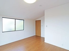 【東京都/多摩市連光寺】多摩市連光寺3丁目　中古戸建 洋室：約8.0帖
ウォークインクローゼット付き