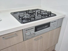 【神奈川県/藤沢市片瀬】藤沢市片瀬2丁目　中古戸建 キッチン：三口コンロ