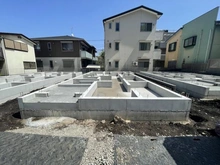 【神奈川県/藤沢市大庭】藤沢市大庭　新築戸建B号棟 建築中の外観：全3棟（写真中央）