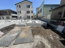 【神奈川県/藤沢市大庭】藤沢市大庭　新築戸建C号棟 建築中の外観：全3棟（写真中央）