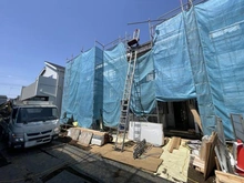 【神奈川県/藤沢市菖蒲沢】藤沢市菖蒲沢　新築戸建2号棟 建築中の外観：全6棟
中央