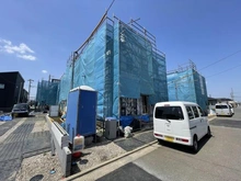 【神奈川県/藤沢市菖蒲沢】藤沢市菖蒲沢　新築戸建4号棟 建築中の外観：全6棟　写真中央手前