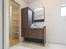 【神奈川県/藤沢市菖蒲沢】藤沢市菖蒲沢　新築戸建5号棟 洗面室：キッチンと洗面室がつながっており、移動できる動線