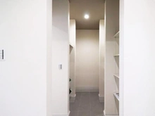 【神奈川県/藤沢市石川】藤沢市石川6丁目　新築戸建2号棟 玄関：収納