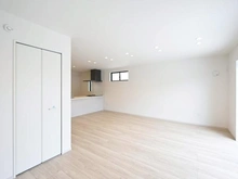 【東京都/府中市南町】府中市南町1丁目新築戸建2号棟 LDK：約21.7帖
床暖房付き