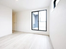 【東京都/府中市南町】府中市南町1丁目新築戸建2号棟 洋室：約8.7帖
ウォークインクローゼット付き