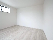 【東京都/府中市南町】府中市南町1丁目新築戸建2号棟 洋室：約8.7帖
ウォークインクローゼット付き