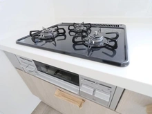 【神奈川県/藤沢市白旗】藤沢市白旗4丁目　中古戸建 キッチン：三口コンロ