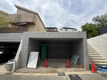 【神奈川県/藤沢市渡内】藤沢市渡内4丁目　新築戸建1号棟 建築中の外観：全2棟／写真中央
