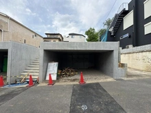 【神奈川県/藤沢市渡内】藤沢市渡内4丁目　新築戸建2号棟 建築中の外観：全2棟／写真中央