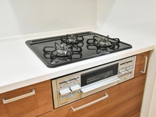 【神奈川県/藤沢市渡内】藤沢市渡内4丁目　新築戸建2号棟 キッチン：三口コンロ