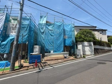 【神奈川県/川崎市麻生区王禅寺西】川崎市麻生区王禅寺西1丁目　新築戸建A号棟 建築中の外観：全2棟
右