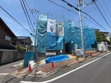 【神奈川県/川崎市麻生区王禅寺西】川崎市麻生区王禅寺西1丁目　新築戸建B号棟 建築中の外観：全2棟
左