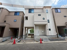 【神奈川県/川崎市多摩区長沢】川崎市多摩区長沢　新築戸建4号棟 建築中の外観：全5棟