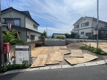 【東京都/町田市小山町】町田市小山町　新築戸建1号棟 建築中の外観：全2棟／写真中央