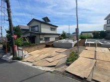 【東京都/町田市小山町】町田市小山町　新築戸建1号棟 建築中の外観：全2棟／写真中央