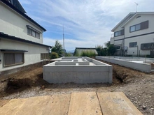【東京都/町田市小山町】町田市小山町　新築戸建1号棟 建築中の外観：全2棟／写真中央