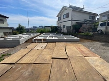 【東京都/町田市小山町】町田市小山町　新築戸建2号棟 建築中の外観：全2棟／写真中央