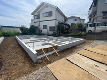 【東京都/町田市小山町】町田市小山町　新築戸建2号棟 建築中の外観：全2棟／写真中央