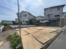 【東京都/町田市小山町】町田市小山町　新築戸建2号棟 建築中の外観：全2棟／写真中央