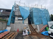 【神奈川県/川崎市多摩区栗谷】川崎市多摩区栗谷2丁目　新築戸建1号棟 建築中の外観：全2棟／左側