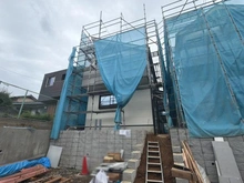 【神奈川県/川崎市多摩区栗谷】川崎市多摩区栗谷2丁目　新築戸建1号棟 建築中の外観：全2棟／左側