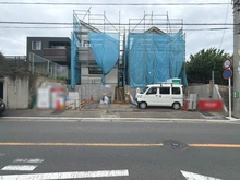 【神奈川県/川崎市多摩区栗谷】川崎市多摩区栗谷2丁目　新築戸建2号棟 建築中の外観：全2棟／右側